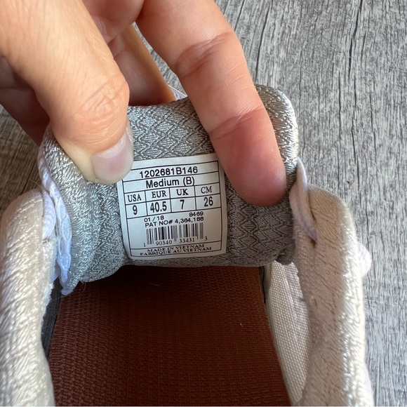 Brooks Women's Adrenaline GTS 18 Running Shoes Size 9 - Picture 9 of 16